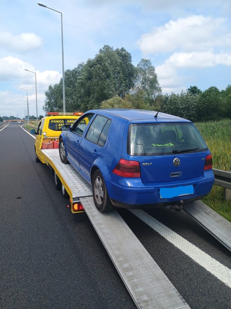 Laweta w Jeleniej Górze podczas transportu uszkodzonego pojazdu na trasie.